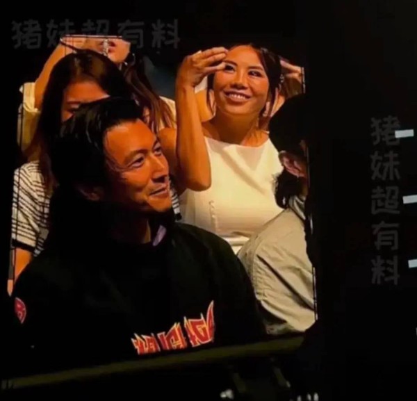 谢霆锋凌晨晒邓紫棋演唱会合照,赞其充满能量暖心互动引热议