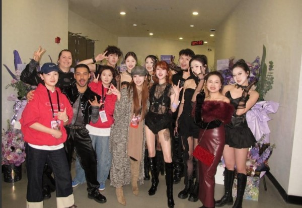 赵露思演唱会后台合照火了，C 位的她竟被妈妈抢镜，气场丝毫不输女明星