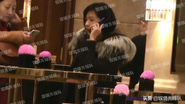 娱情先锋队:【明星日常生活什么样?万茜出入“40万”饭局似稀松平常】
曾因一顿饭消费40万的账单红上热搜的“西郊5号”,是一家接待过百余位国内外名人政要的餐厅,可以这么说,会出现在这家餐厅的,一般来讲都是非富即贵。
前不久我们的摄影师还在西郊5号遇见了咱们娱乐圈的熟人~实力派女演员万茜当天现身上海某摄影棚,结束工作后,万茜和助理一起乘车来到了这家餐厅。当天的饭局不知是好友间的相聚还是工作上的...