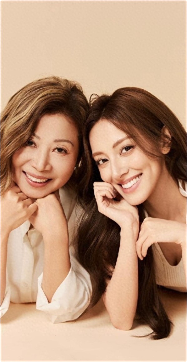 前港姐冠军的妈妈罕见曝光，妈妈的颜值不输女儿，气质高级又大气