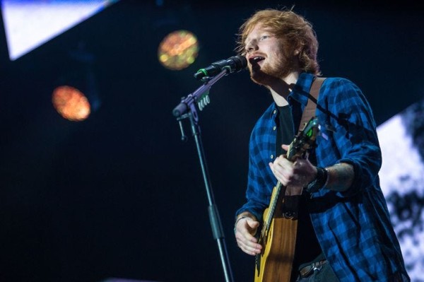 Audio equipment, Microphone, Musician, String instrument, Entertainment, Musical instrument, Plucked string instruments, String instrument, Music, Performing arts, 