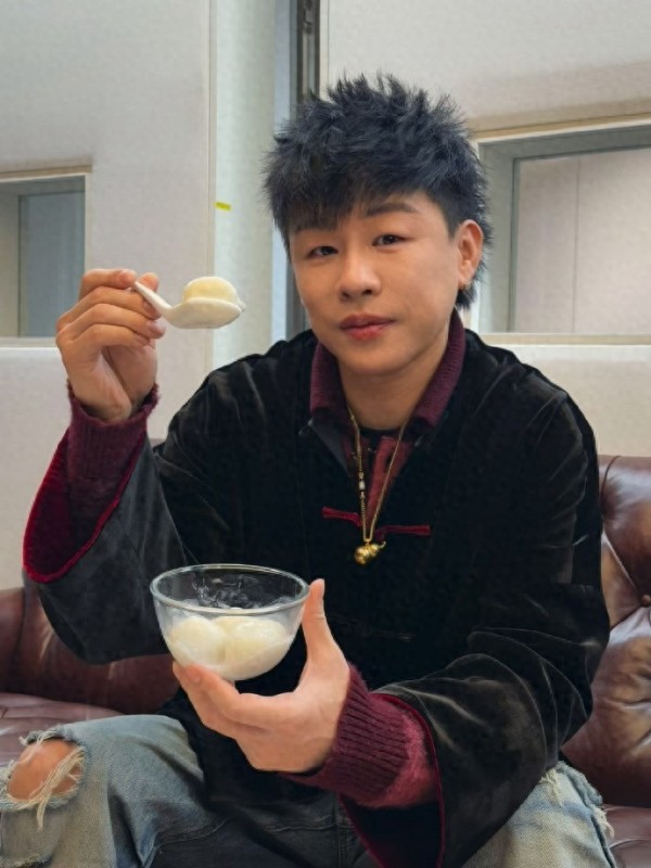 内娱瓜田乱作一团，胡彦斌全程沉默，只一门心思炫汤圆