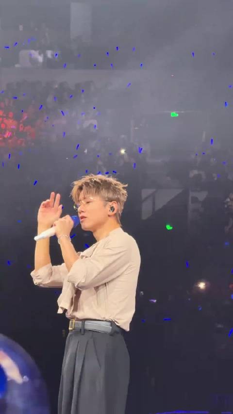 张杰的声线和唱功都是顶级的，每一句歌词都直击心底，说他的歌土我不同意