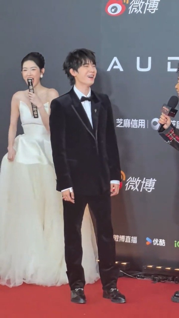 王玉雯又e上了,王玉雯走红毯主动cue流程夸杨迪