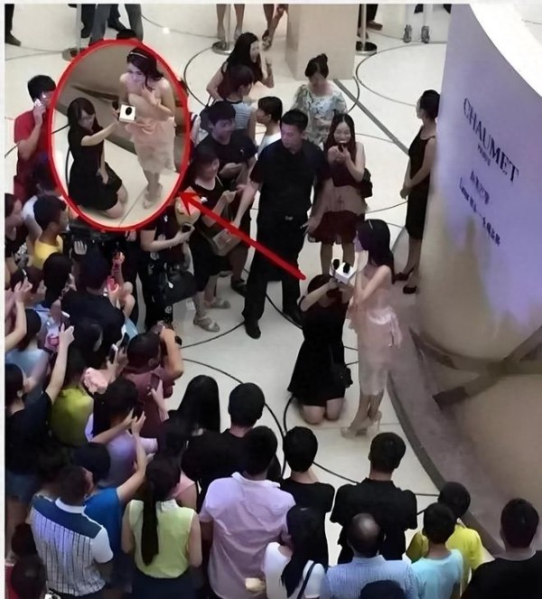 浴缸陪睡只是冰山一角，多位助理服务明星方式曝光，一个个太离谱