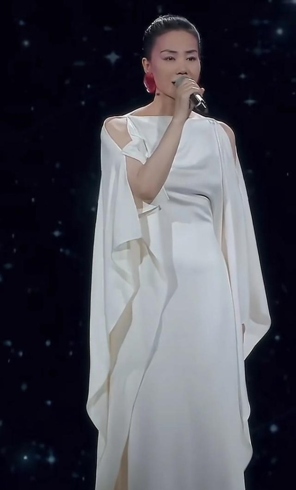 王菲的“银河眉”惹争议？56岁素颜聚会照揭露女明星的真实困境