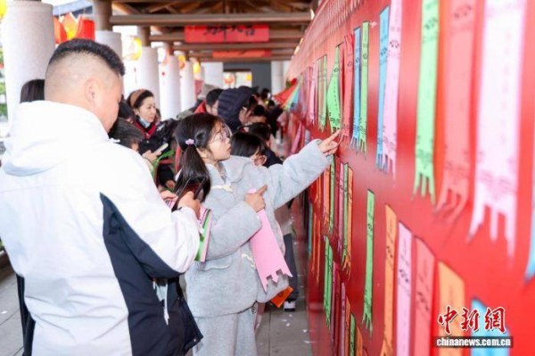 赏花灯、民俗踩街、逛市集：杭州花式庆元宵佳节