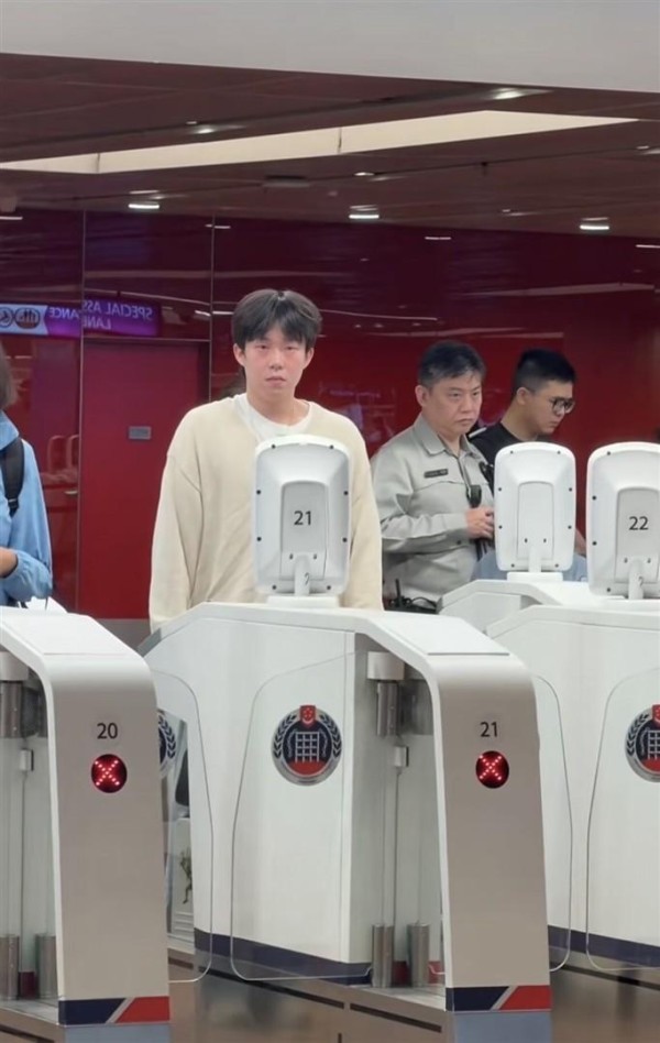 国乒返程路透:王楚钦困到懵圈赶路,孙颖莎人气太旺被粉丝层层包围