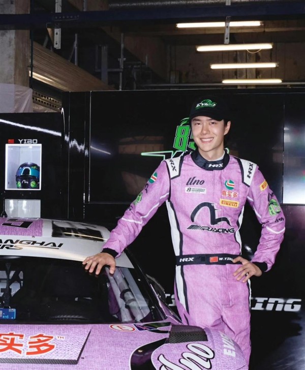 王一博赛车票未官宣已卖爆两万张,这号召力让演唱会都显得“温和”了