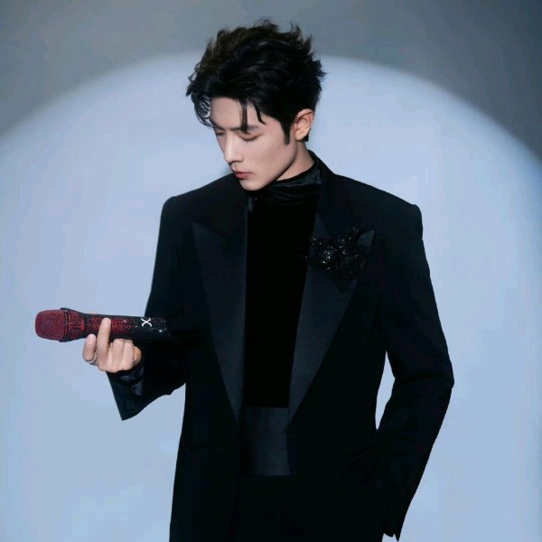 年度微博十大热搜明星曝光！肖战力压群雄登顶夺冠，真顶流大咖