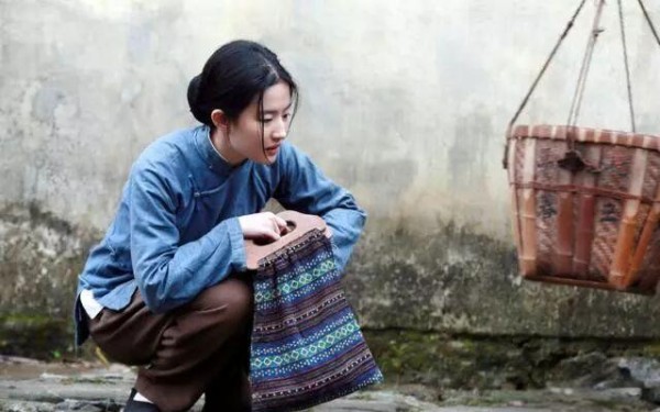 明星日常穿搭魅力：超越造型师的搭配