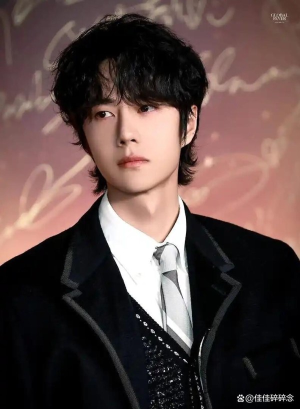 娱乐圈最魔幻的一天！王一博被曝私密聊天记录，牵扯肖战、吴磊等十多位明星！但粉丝火眼金睛发现致命漏洞，造谣者竟自己实名上网？