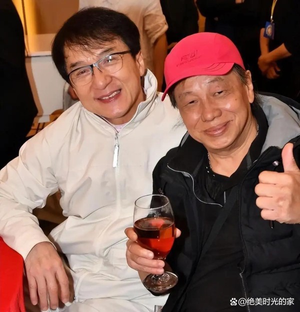 明星朋友圈破背包链被狂嘲，花大钱却用廉价配件，谁没点虚伪假面？光鲜人设秒变假偶像，粉丝白日梦一夜崩塌，娱乐圈套路露馅别装了！