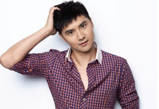 有严重洁癖的明星：图二出门自带搓衣板，图三是男的却坐着尿尿