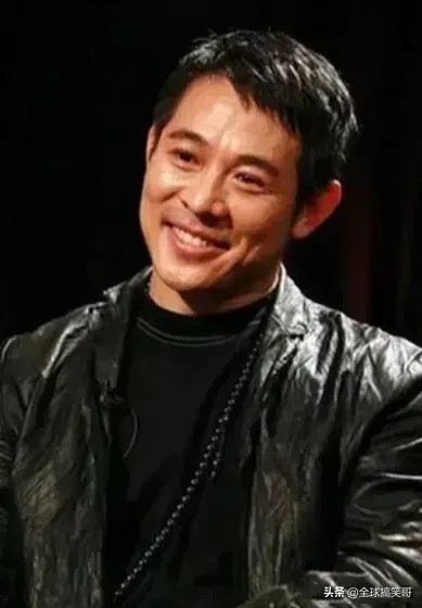 Joke:有一种“尴尬”叫鲁豫问李连杰爷爷是谁?
李连杰:你敢播吗?
说起鲁豫,绝对是采访界的“尬聊一姐”,很多明星参与她的访谈都被问到怀疑人生。
李连杰,功夫巨星,据说他当年主演的电影《少林寺》在当时就创下了1.6亿的票房。
有人换算过,据说这是直逼或是超过现在《战狼2》的票房。
有一次李连杰参加鲁豫访谈,在尬聊中鲁豫提到李连杰的家人。
她特意问到李连杰的前妻黄秋艳——
“哪壶不开...