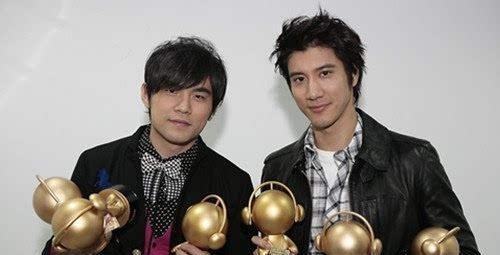 他是和周杰伦齐名的巨星,如今却开1万块的车