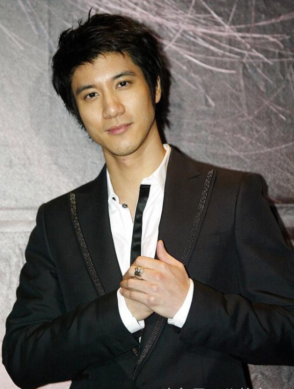 他是和周杰伦齐名的巨星,如今却开1万块的车