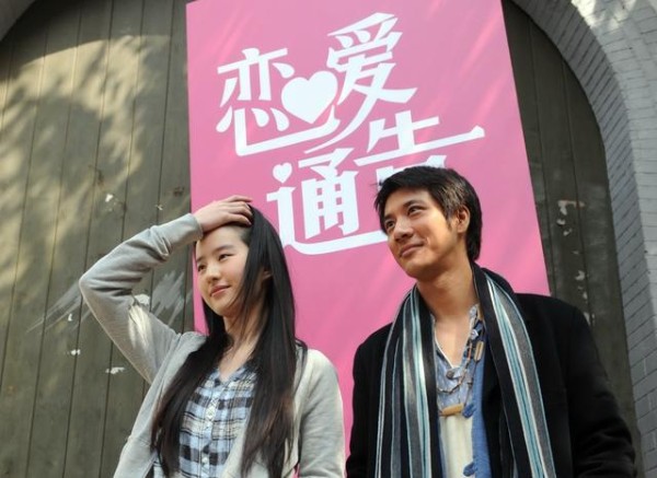 他是和周杰伦齐名的巨星,如今却开1万块的车