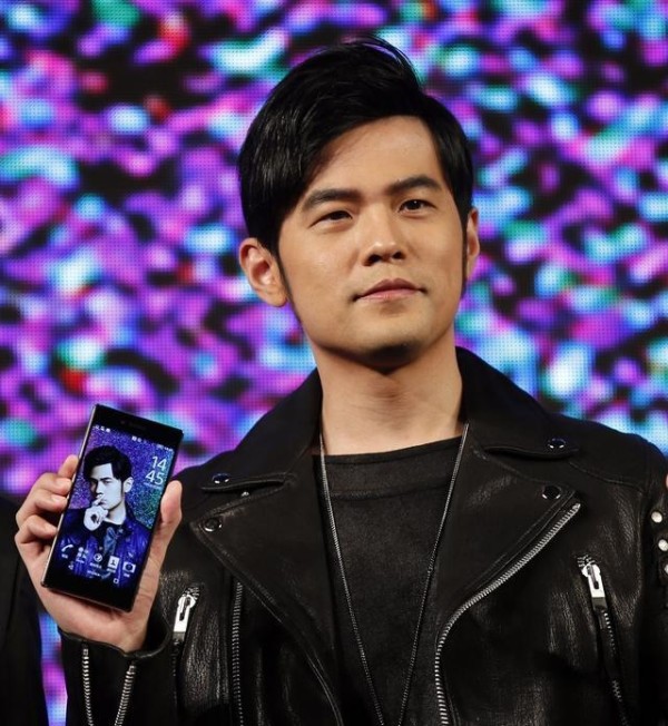 他是和周杰伦齐名的巨星,如今却开1万块的车