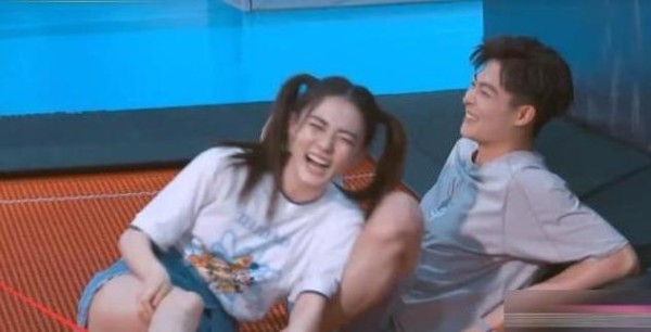 女明星不顾生理期参加恋爱节目,观众:后悔穿白色裤子了吧