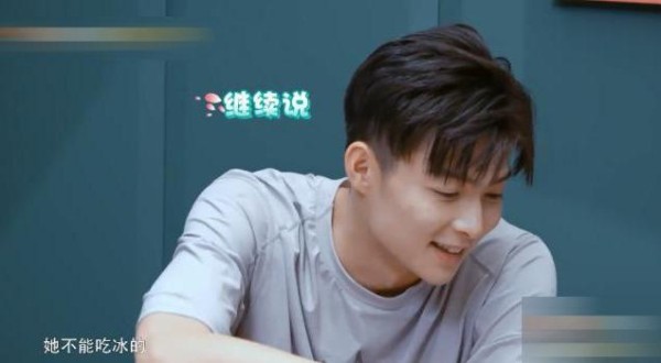 女明星不顾生理期参加恋爱节目,观众:后悔穿白色裤子了吧