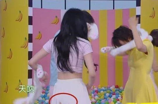 女明星不顾生理期参加恋爱节目,观众:后悔穿白色裤子了吧