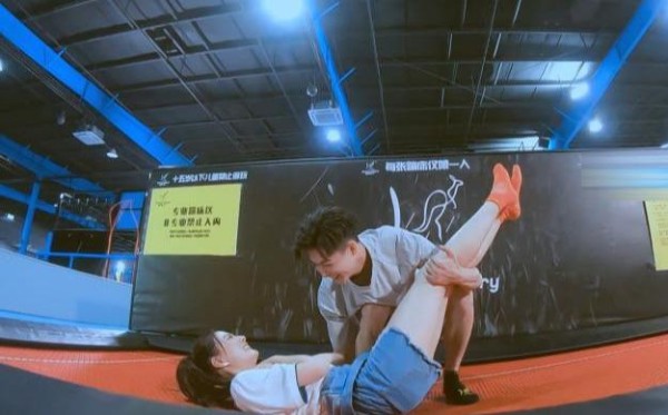 女明星不顾生理期参加恋爱节目,观众:后悔穿白色裤子了吧