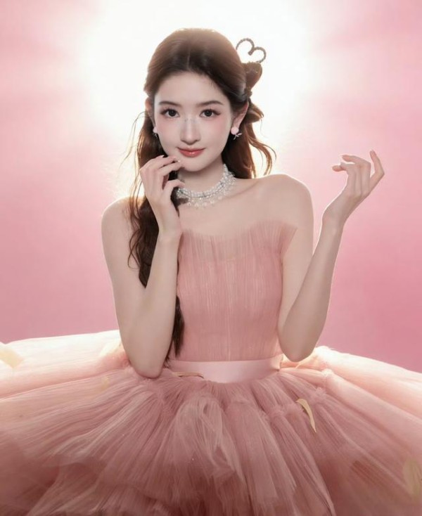 关晓彤赤脚破身高争议!内娱审美革命正撕裂“白幼瘦”霸权?