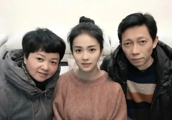 费鸡师的吐槽馆：白鹿的家庭背景

父母，普通的工薪家庭，爸爸是一位高铁建设工人，没透露过妈妈做什么工作，虽然家庭条件一般，但妈妈对女儿非常宠爱，苹果手机刚出来时，竭尽全力给女儿买了，对于女儿选择进入演艺圈也非常支持，女儿成为大明星后很骄傲，一遇到亲戚朋友夸孩子，就立马是跟女儿发微信说，很感激这辈子能拥有你这么好的女儿

本人，白鹿，小时候去海外参加练习生选拔却落选了，后来做起了模特，大学读的是旅游...