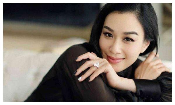 娱乐圈4位“大嘴”美女明星,钟丽缇上榜,而她堪称“丰唇女王”