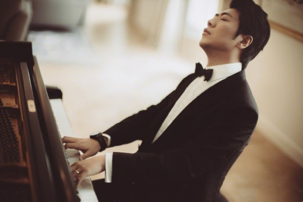 郎朗结婚了！小12岁钢琴家妻子混血颜值似明星