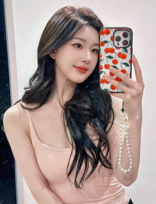 春光恰好:2025娱乐圈年度盘点:无常、塌房与翻身的魔幻一年
这一年,娱乐圈教会我们的三件事
当聚光灯照进现实,有人永远离场,有人人设崩塌,也有人绝境翻盘。2025年的娱乐圈,比任何剧本都更戏剧化。
【无常】 48岁的大S在日本因流感离世,成为2025年第一记惊雷。紧随其后,41岁的方大同因气胸并发症离世,香港乐坛黄金时代的背影又淡了一分。从许绍雄到周聪,从蔡澜到雪妮,这一年我们送别的不仅是明星...