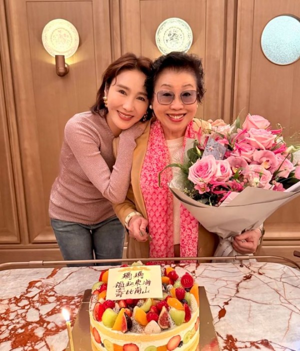 54岁黎姿为母庆生！一家四口温馨同框，残疾弟弟罕见露面状态超赞