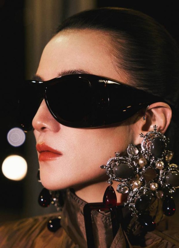 宋佳巴黎夜色大片释出！咖色套装双插袋，酷飒又摩登