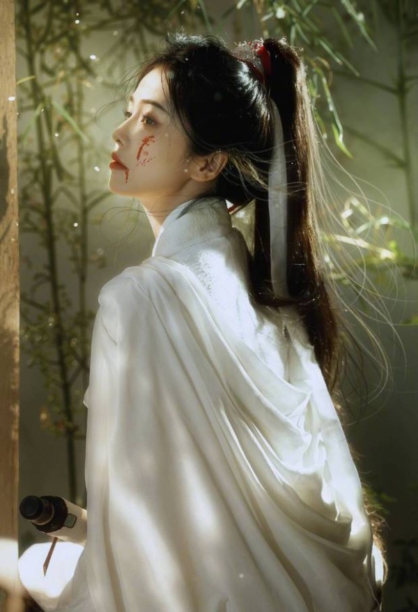 白鹿在竹影中侧头凝望，清冷又神秘。