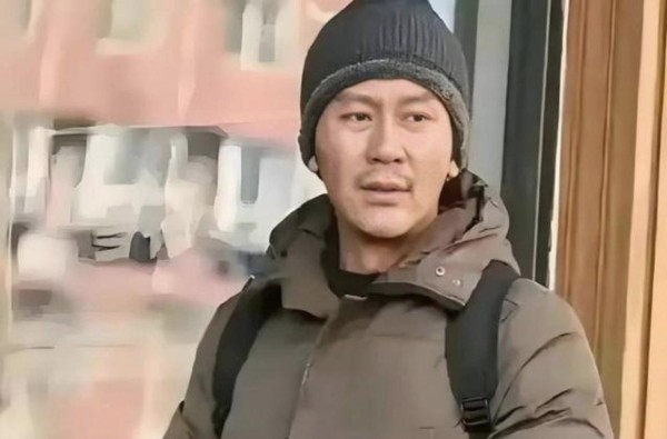 李雪琴问董洁你会跟同行们玩吗，董洁坦言跟演员朋友很少玩，比如她和陈坤的交情也不深，也直言娱乐圈人际关系并不像外界想象那么热络