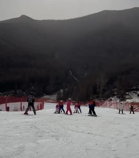 张杰一家五口崇礼滑雪，请5个一对一教练，三个女儿全比他滑得好