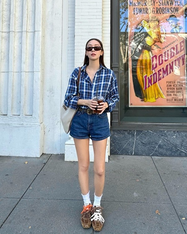 2025「牛仔短褲」穿搭回歸了？女星示範8種日常穿搭術，搭配圖案T恤、格紋襯衫拿捏easychic