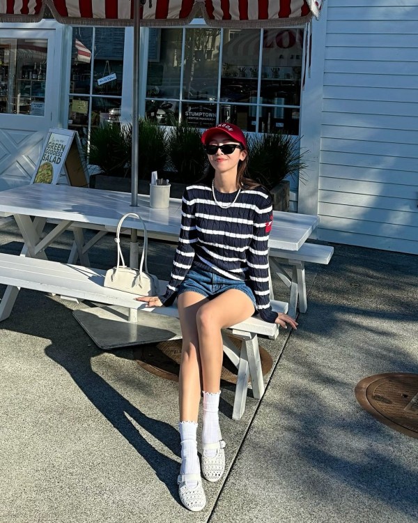「牛仔短褲」穿搭回歸了？女星示範8種日常穿搭術，搭配圖案t恤、格紋襯衫拿捏easychic