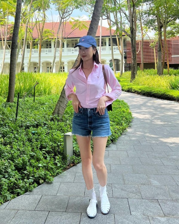 「牛仔短褲」穿搭回歸了？女星示範8種日常穿搭術，搭配圖案t恤、格紋襯衫拿捏easychic