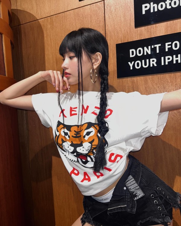 「牛仔短褲」穿搭回歸了？女星示範8種日常穿搭術，搭配圖案t恤、格紋襯衫拿捏easychic