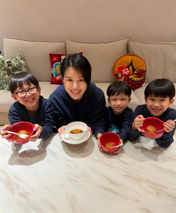 胡杏儿母子四人过元宵节，排排坐吃汤圆很可爱，三个儿子像三胞胎