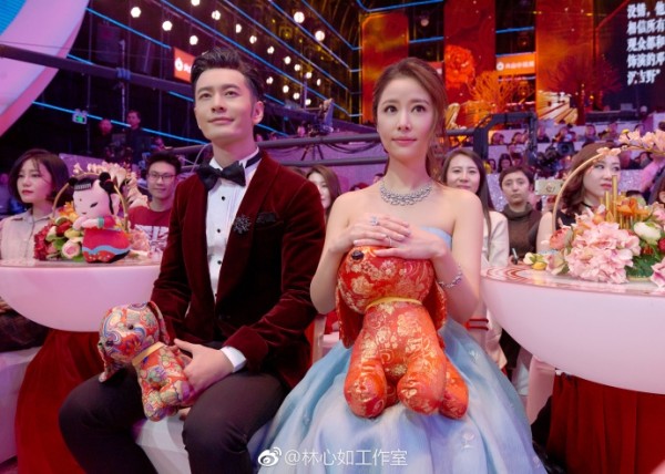 组图：林心如黄晓明深情合唱显默契 手牵手CP感十足