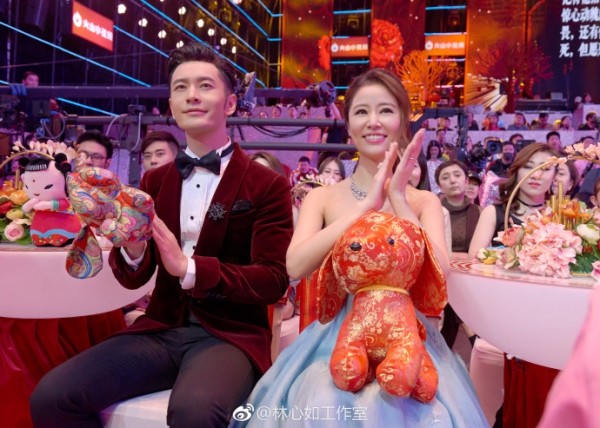 组图：林心如黄晓明深情合唱显默契 手牵手CP感十足