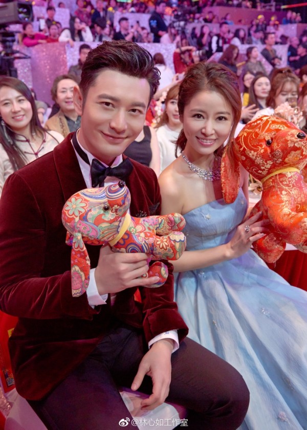 组图：林心如黄晓明深情合唱显默契 手牵手CP感十足