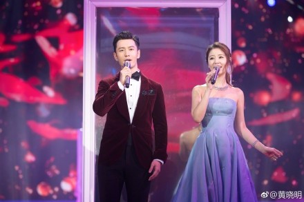 组图：林心如黄晓明深情合唱显默契 手牵手CP感十足