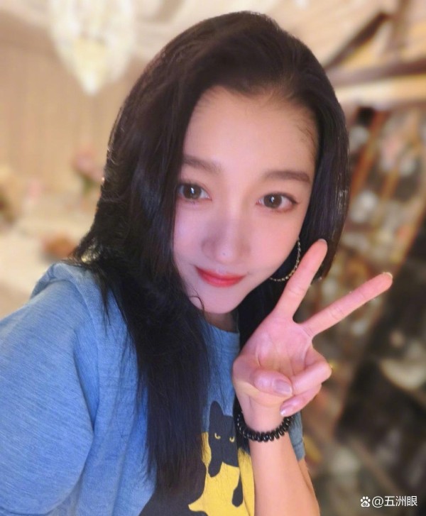 2月16日，关晓彤微博晒自拍及年夜饭，发文送新年祝福：“过年啦，祝大家新年快乐！”