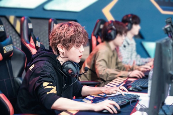 鹿晗跨界天霸电竞!明星战队能靠流量赢比赛,还是只会圈钱?