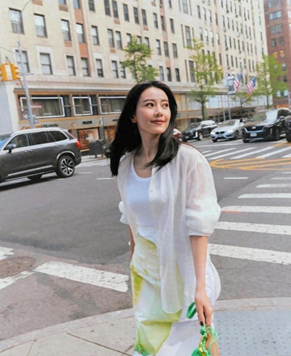 45岁高圆圆“白开水穿搭”火了，基础款穿出高级感，普通人能照搬吗？