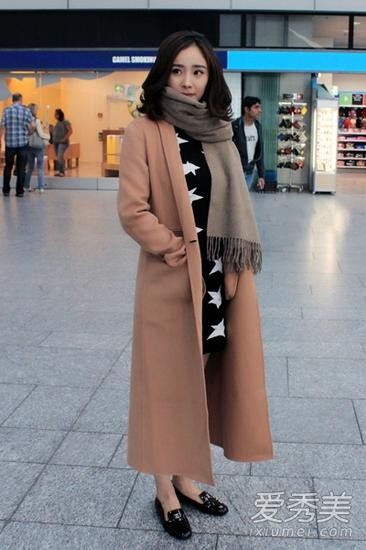 杨幂秋冬穿搭小心机 围巾时髦保暖两不误